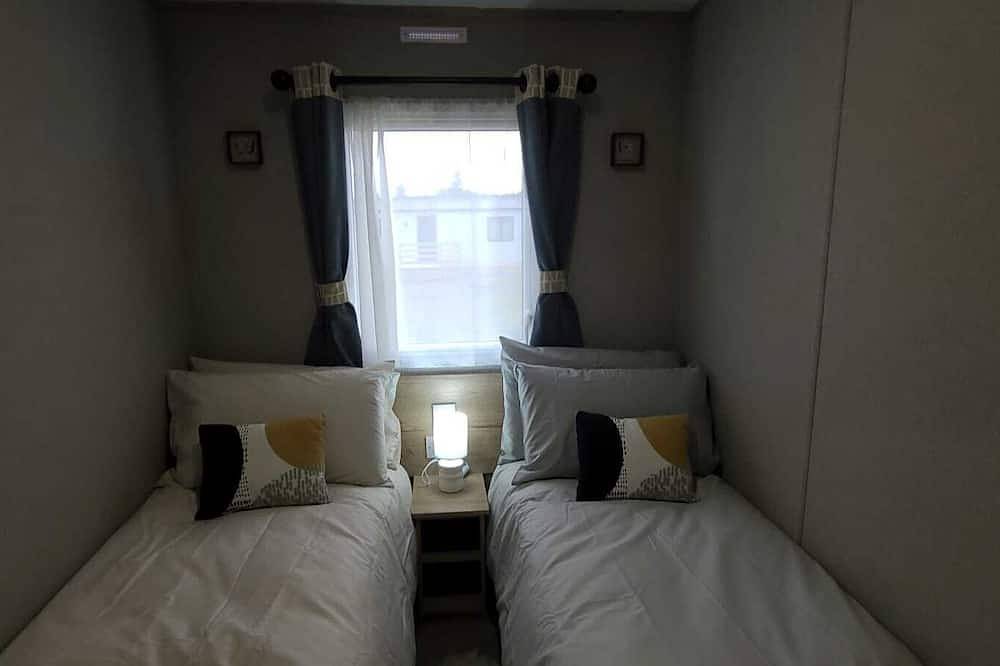 Wildcat Lodge; Brand new, lovely 2-bedroom caravan with Wifi in Grantown-on-Spey in Grantown-on-Spey, Cairngorms National Park