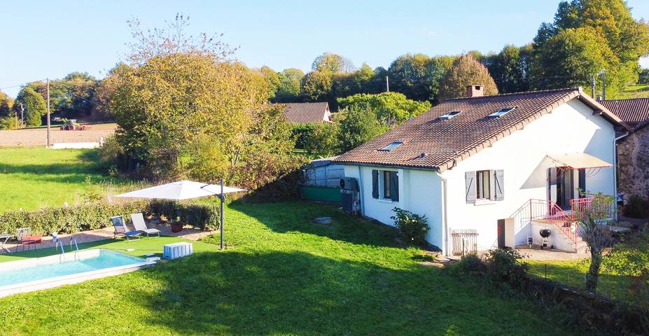 Gîte pour 4 personnes, avec piscine à Châlus
