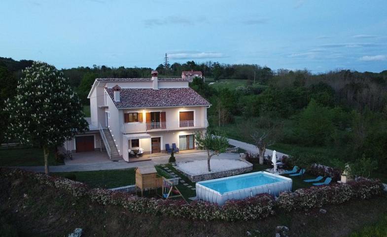Ferienwohnung für 7 Personen, mit Balkon und Terrasse sowie Garten und Pool