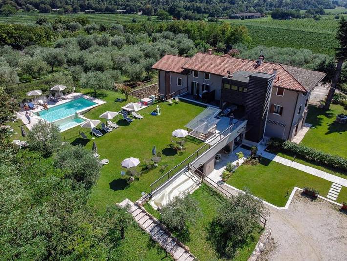 Casa vacanza per 3 persone, con Terrazza e Giardino nonché Piscina e Panorama a Affi