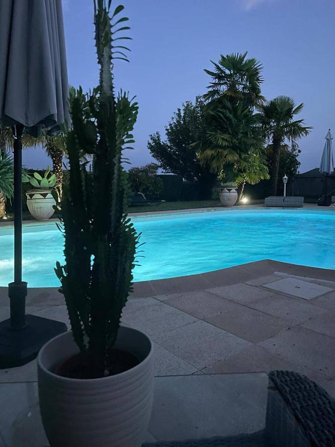 Location de vacances pour 10 personnes, avec Terrasse et Jardin ainsi que Piscine et Vue à Courpignac
