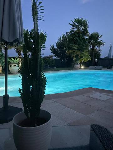 Cottage pour 10 personnes, avec vue ainsi que jardin et piscine à Courpignac