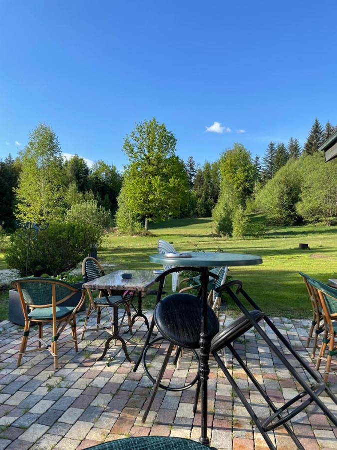 Maison d’hôte pour 3 personnes, avec terrasse et jardin ainsi que piscine et vue