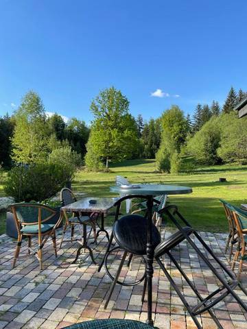 Maison d’hôte pour 3 personnes, avec terrasse et piscine ainsi que vue et jardin dans Belonchamp