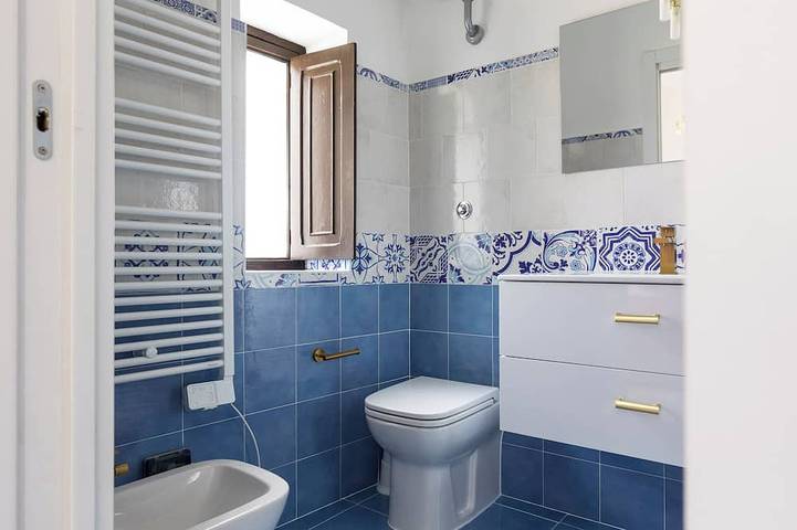 Appartamento intero, Domus Vittorio camera matrimoniale con balcone e vista mare in Gaeta, Provincia di Latina