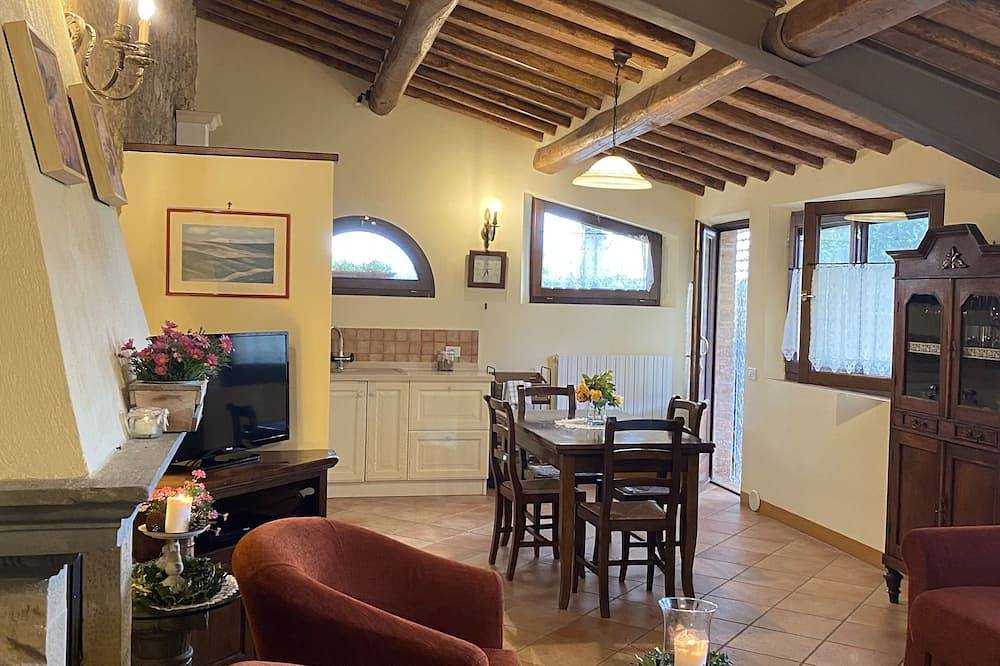 Porcilaia tiny countryside property, shared pool, ideal base to discover Tuscany in Siena, Provincia de Siena