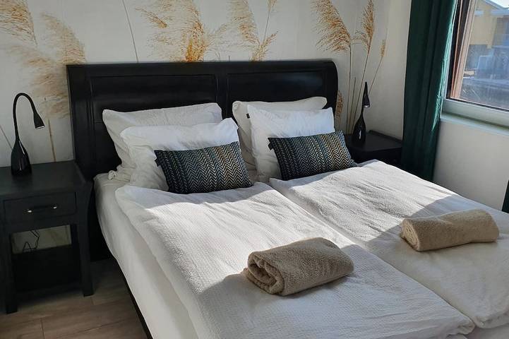 Ferienhaus am Wasser mit Boot, Airco, Sauna, Fahrrad, Sup und BBQ in Heeg, Ijsselmeer