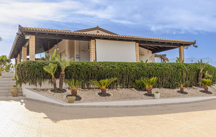 Pano-View Retreat con A/C, parcheggio, terrazza vicino a Santa Maria del Focallo in Santa Maria del Focallo, Ispica