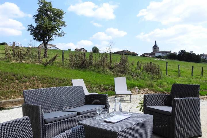 Gîte pour 4 personnes, avec jardin dans Dommartin-le-Franc