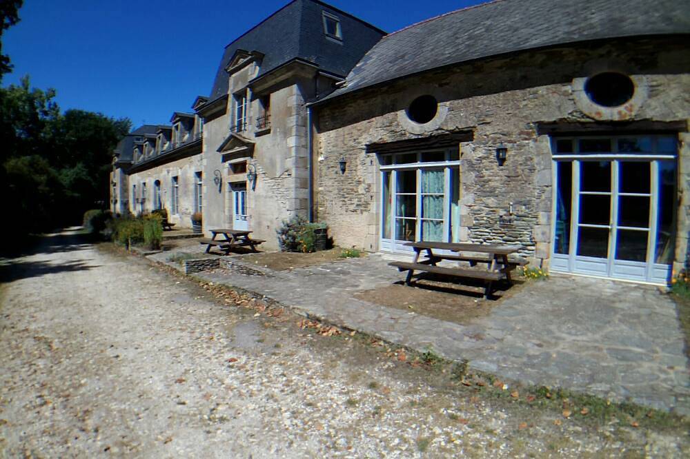 Holiday Home 'Le Crévy - Pavillon - 12 Pers' with Private Terrace, Private Garden and Wi-Fi in La Chapelle-Caro, Vannes region