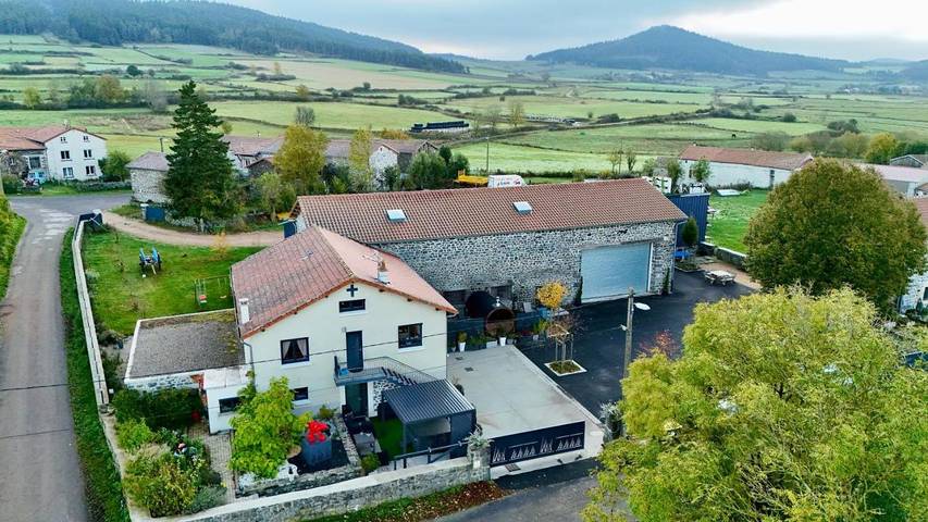 Location de vacances pour 24 personnes, avec balcon et jardin ainsi que jacuzzi et sauna à Saint-Jean-Lachalm