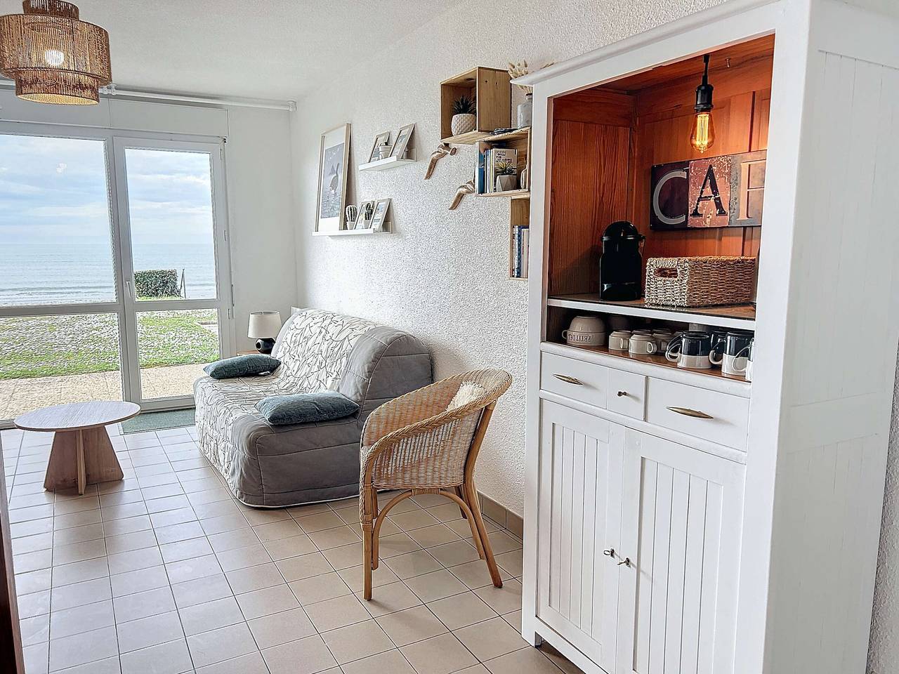 Apartamento entero, Apartamento en Primera Línea de Playa con Terraza Privada y Acceso Directo al Mar in Jullouville, Côte de la Déroute