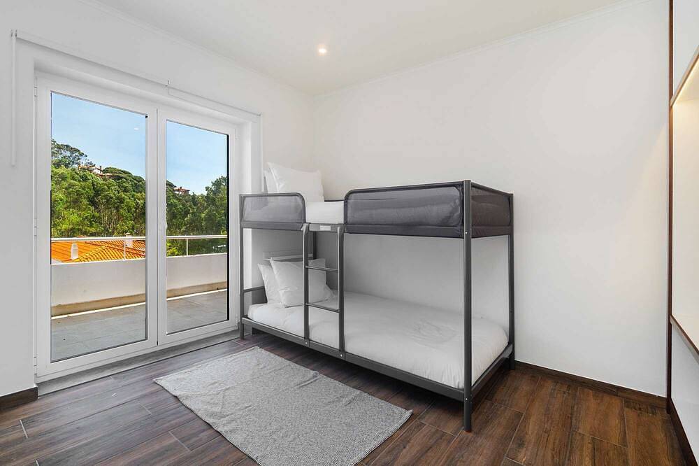 Modern House With Balcony & Ac Close To The Sea in Alcabideche, Costa de Lisboa