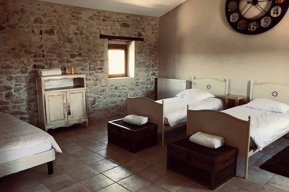 Le mas du figuier at the foot of the medieval city in Vézénobres, Alès region