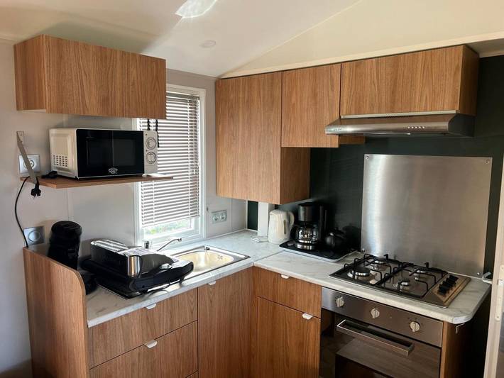 Camping pour 4 personnes, avec vue et piscine ainsi que jardin et bassin pour enfant à Lattes - 4