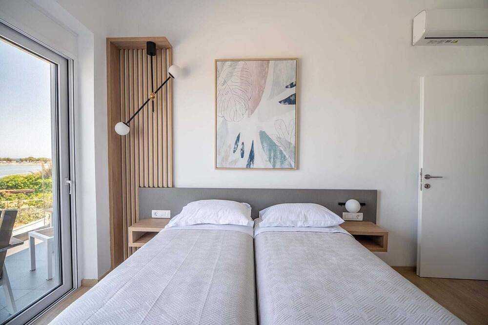 Isalos Seafront Villa, Luxury Villa in Agioi Apostoli, Chania und Umgebung