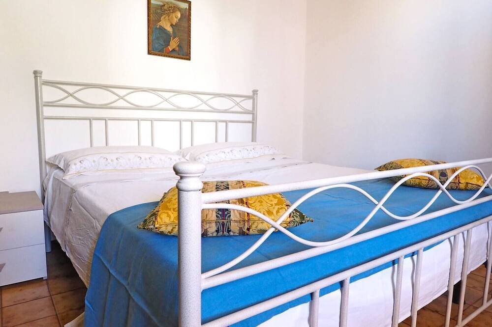 Entire apartment, Mimosa - House 5 places, 2 bedrooms, on the beach in Baia Verde, Gulf of Taranto
