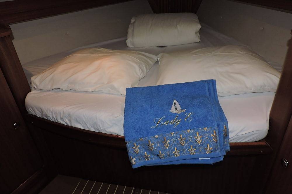 Übernachtung an Bord eines Segelboots + 1 Stunde Tourangebot in Canidelo, Porto Distrikt