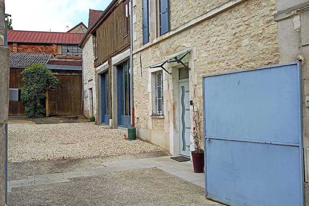 Ganze Wohnung, Apartment-Blick auf den Hof-Eigenes Badezimmer in Maligny, Auxerre und Umgebung