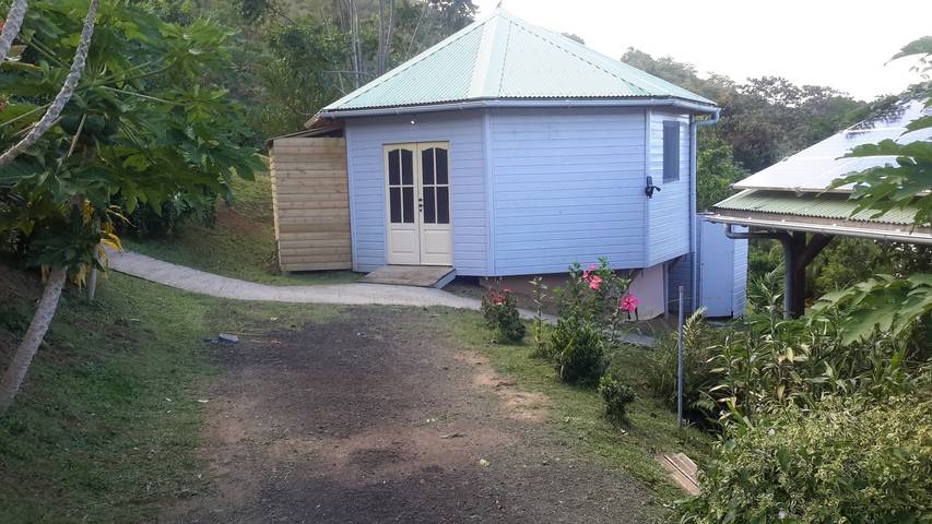 Bungalow pour 4 personnes, avec piscine ainsi que jardin et terrasse en Martinique