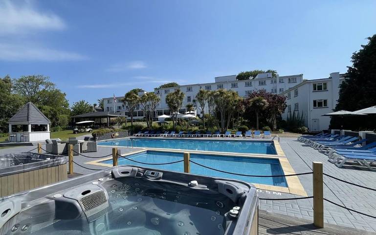 Hotel for 4 personer, med pool og jacuzzi samt have i Jersey