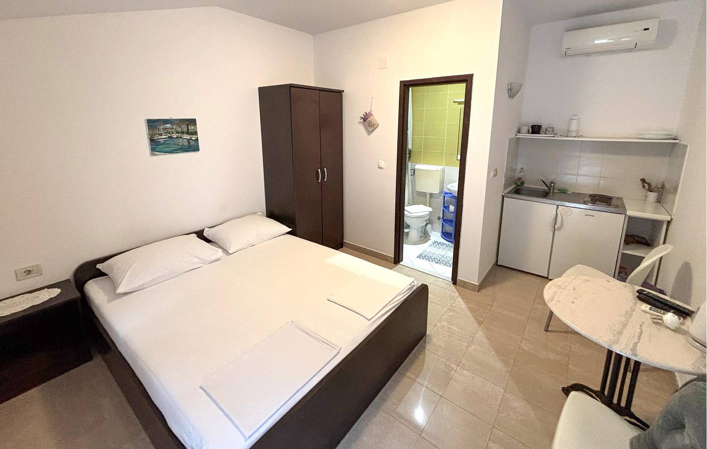 Ganze Ferienwohnung, Apartment mit Meerblick, Terrasse, WLAN, Klimaanlage und Parkplatz in Drvenik, Makarska Riviera