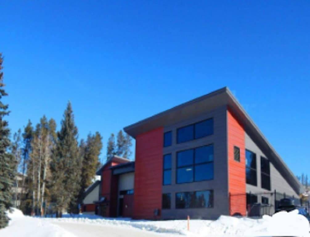 Ganze Wohnung, Chic downtown Wp condo; 5 mins to slopes 🎿; walk to drinks🍹& dining, hot tub in Maryvale, Fraser