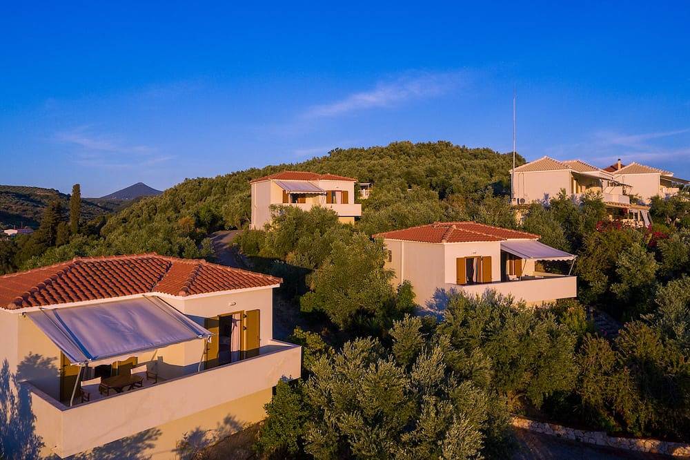 Spacious Villa w/ pool and spectacular views of the Navarino Bay. Pet Friendly ! in Messenien
