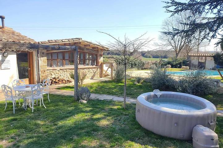 Apartamento para 2 personas, con jardín y jacuzzi además de piscina y terraza, Se admiten mascotas en Garrotxa