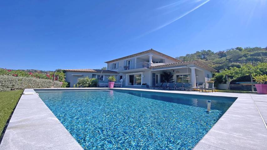 Gîte pour 10 personnes, avec Terrasse ainsi que Jardin et Piscine dans Golf Bluegreen Sainte-Maxime