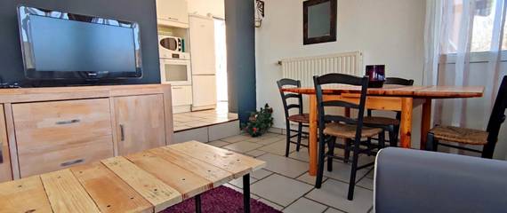 Gîte pour 4 personnes, avec jardin ainsi que terrasse et piscine, animaux acceptés dans l' Aveyron