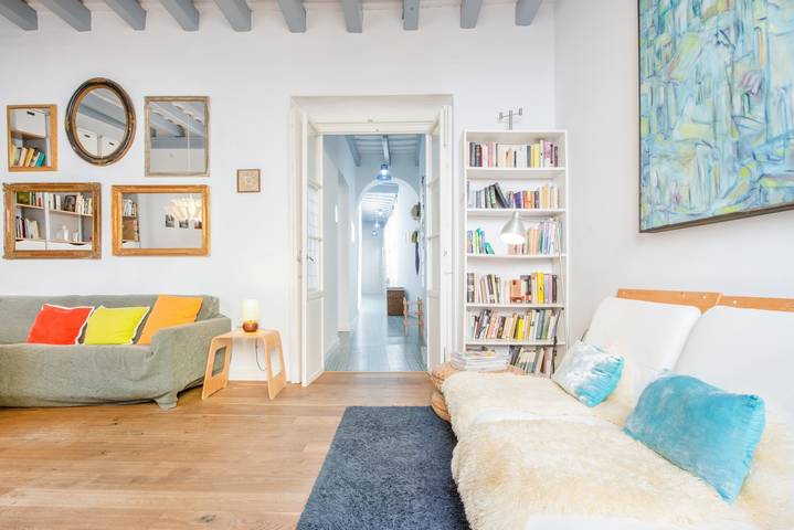 Apartamento inteiro, Amplio apartamento "Home Sweet Home" con Wi-Fi y balcón; aparcamiento disponible, se admiten mascotas previa petición in Casco Antiguo de Cádiz, Cádis