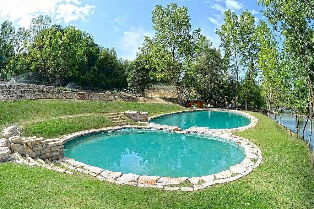 Villa Fattorina Grande: A spacious and welcoming age-old estate surrounded by the greenery, with Free Wi-Fi. in Chiusi, Chianti