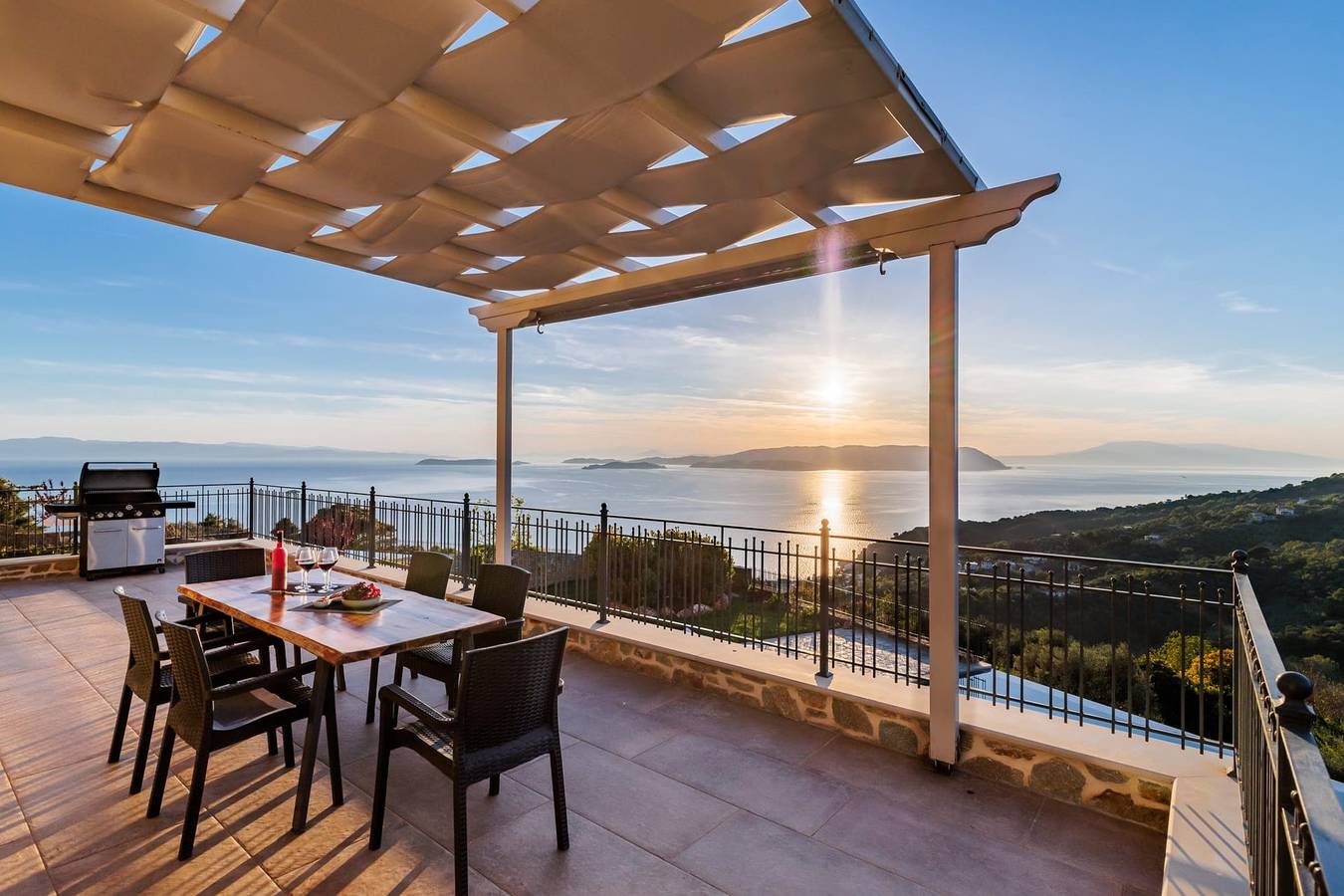Villa Alverionis, Divine Sea Views, Private Infinity Pool, Spacious Furnished Terrace, Skopelos in Sporades