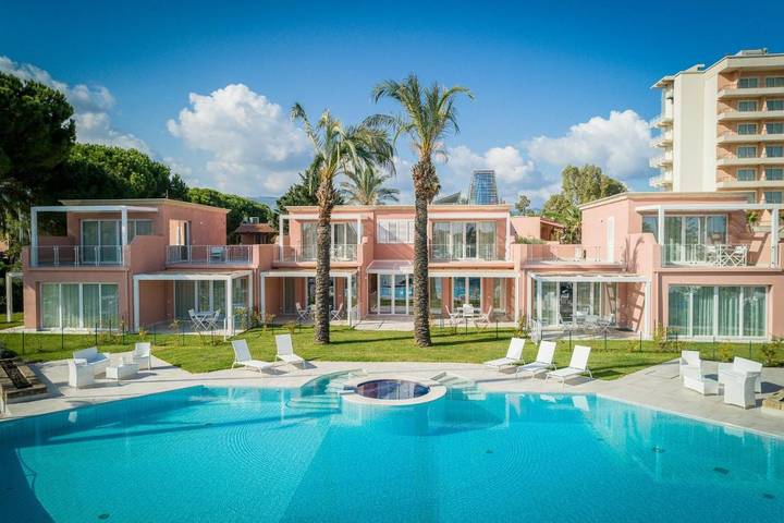 Ferienwohnung für 4 Personen, mit Whirlpool und Terrasse sowie Garten und Pool