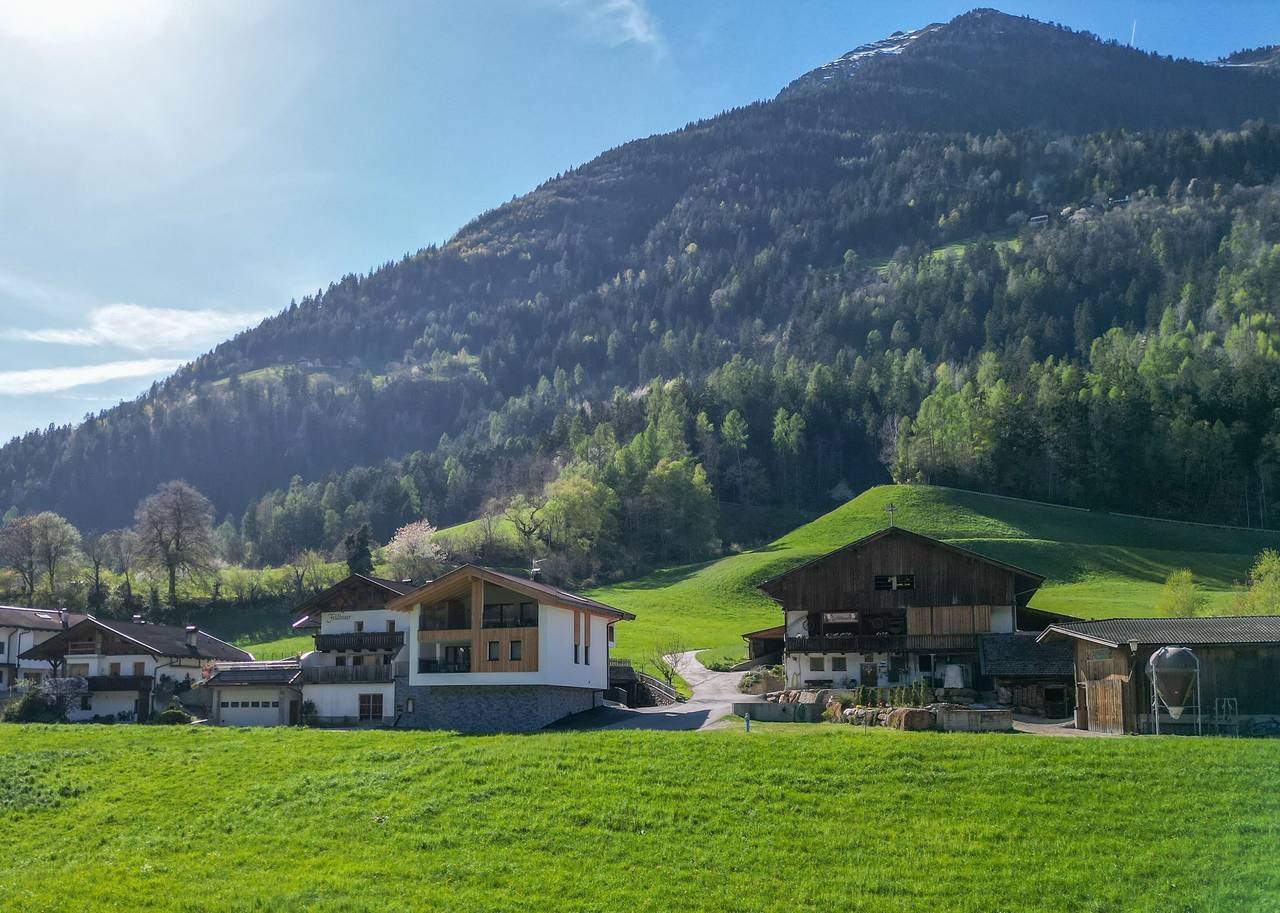 Ganze Wohnung, Ferienwohnung Feldbauerhof 'Federleicht' mit Bergblick, privater Terrasse und Wi-Fi in St. Martin in Passeier, Passeiertal