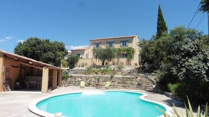 Location de vacances pour 2 personnes, avec jardin ainsi que piscine et terrasse à Villes-sur-Auzon