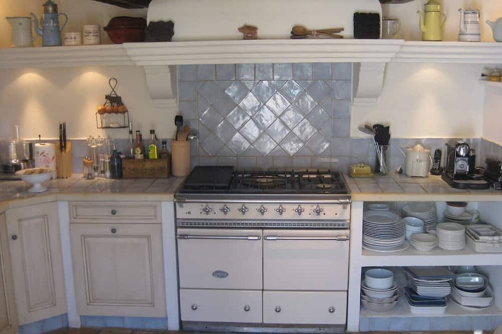 6: Wonderful old farmhouse 5 minutes from the medieval village of Seillans. in Seillans, Draguignan Region