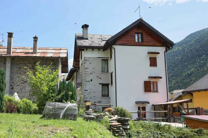 Ferienhaus In ruhiger Lage in den Bergen am Rande des Flusses mit Blick auf den Wald gelegen in Ceppo Morelli, Walliser Alpen