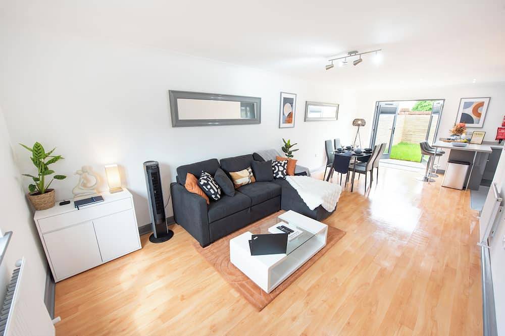 Cosy & Stylish 3 Bedroom House, 2 Free Parking, Free Wifi, 5 min to Station in Colchester, Essex