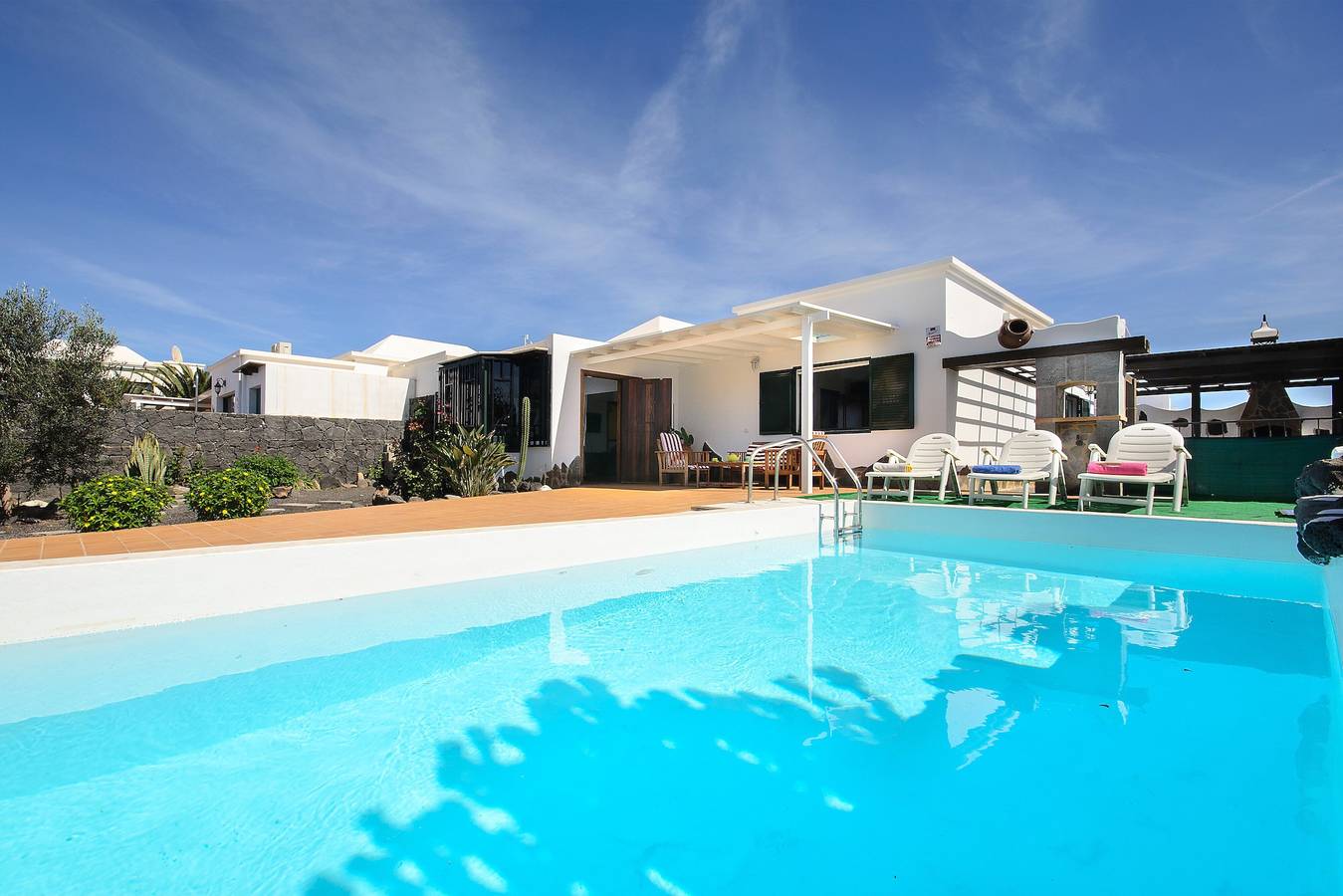 Wunderschöne Villa mit Pool, Terrasse, Wlan und Garten in Playa Blanca, Yaiza