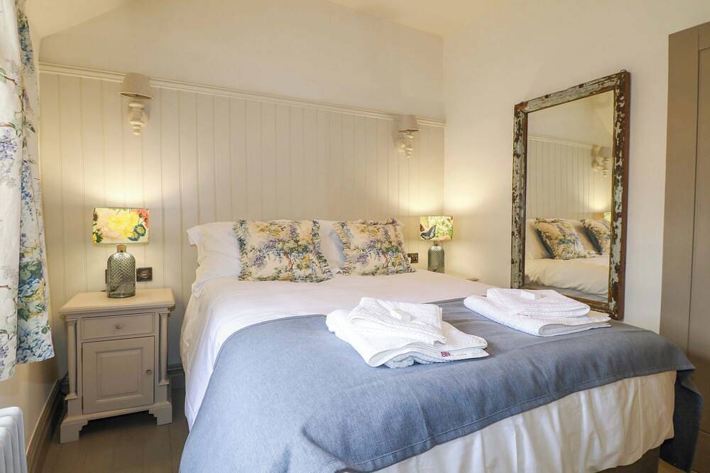 Hope Cottage, family friendly, with open fire in Great Longstone in Great Longstone, Derbyshire