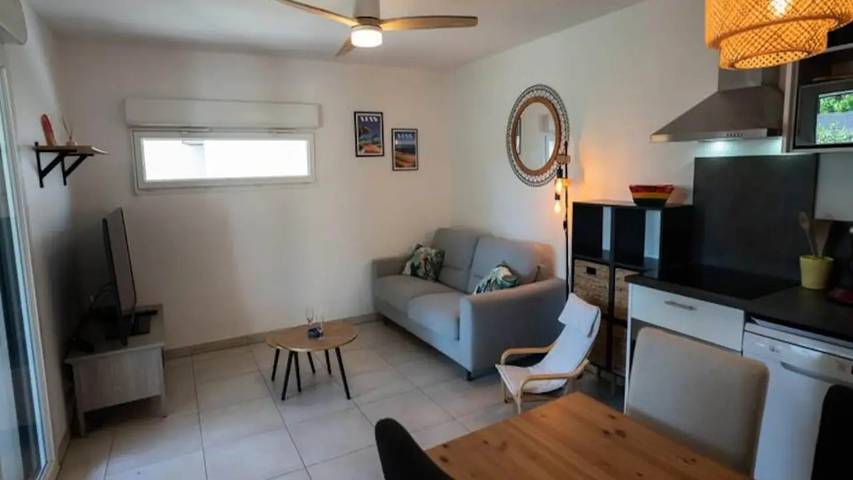 Gîte pour 7 personnes, avec Terrasse ainsi que Jardin et Piscine dans Plage de la Farinette - 2