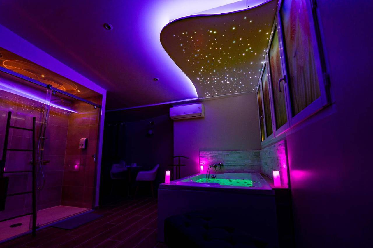 Studio romantique jacuzzi ou spa balneo privatif et jardin Au temps des cerises La Ciotat in La Ciotat, Région de Marseille