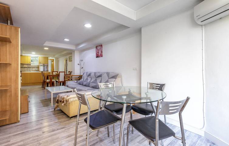 Entire holiday apartment, Cozy 70sqm Apartment with Pool, AC & Beach 200m in Benidorm, Costa Blanca