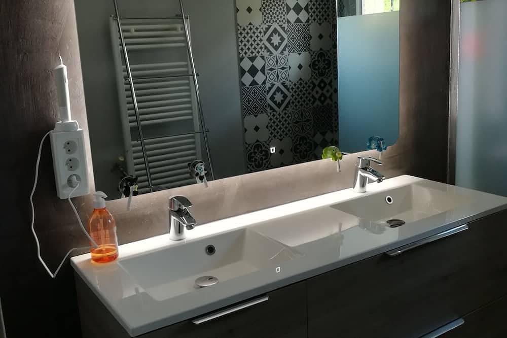 House with swimming pool, 4 bedrooms, near pic saint loup, 20mn montpellier. in Saint-Mathieu-de-Tréviers, Region de Montpellier