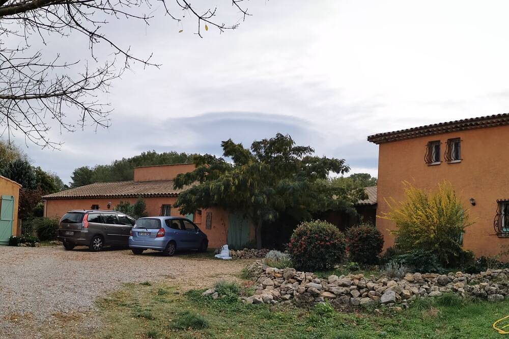 Maison Bien-être Séjour à Thème en Famille ou Avec vos Proches. Jardin & Jacuzzi in Saint-Antonin-du-Var, Brignoles Region
