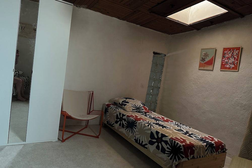 Charming Renovated House in Cucuron, sunny and quiet patio, large living space in Cucuron, Parc naturel régional du Luberon