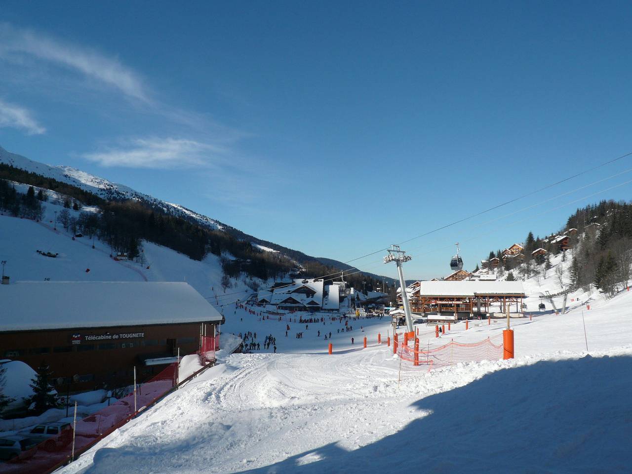 Ganze Wohnung, Charmantes 4-Zimmer-Duplex, 7 Pers, Méribel, direkt an der Piste, Balkon, Garage, Wifi in Méribel, Les Allues