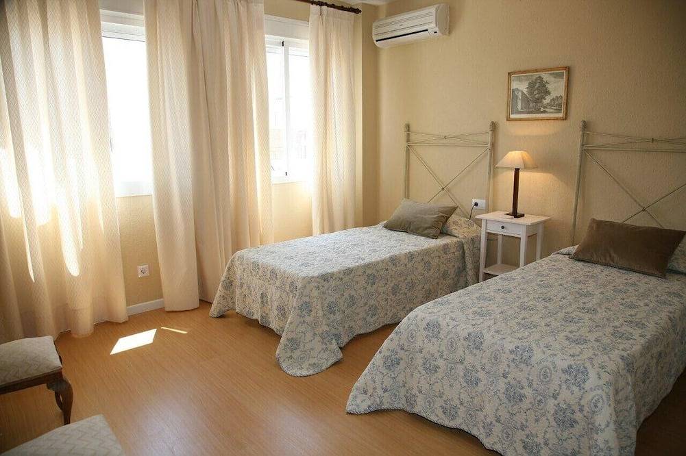 Apartamento entero, Macarena Flat  7 pax 3 dormitorios 2 baños a 10 minutos del centro in Casco Antiguo, Sevilla